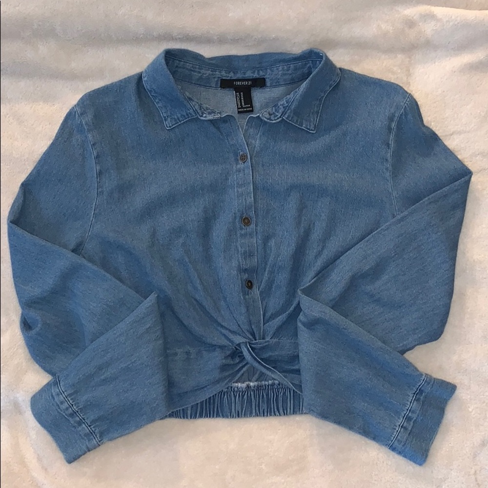 Cropped denim shirt with buttons.